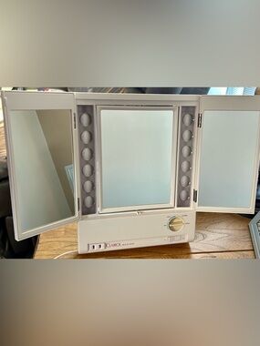 Vintage Clairol true to light 3 way mirror